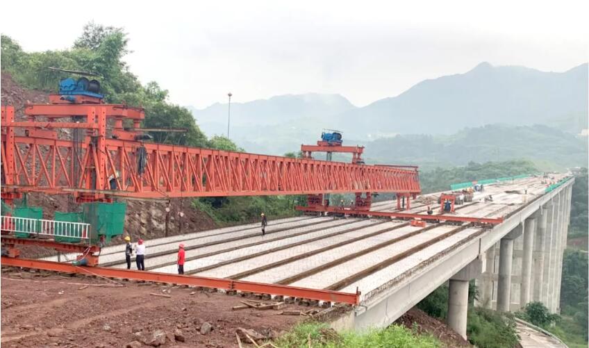 中國政府網(wǎng):中交一公局集團(tuán)承建的合川至長壽高速石船互通雞鳳灣大橋預(yù)制T梁架設(shè)完成