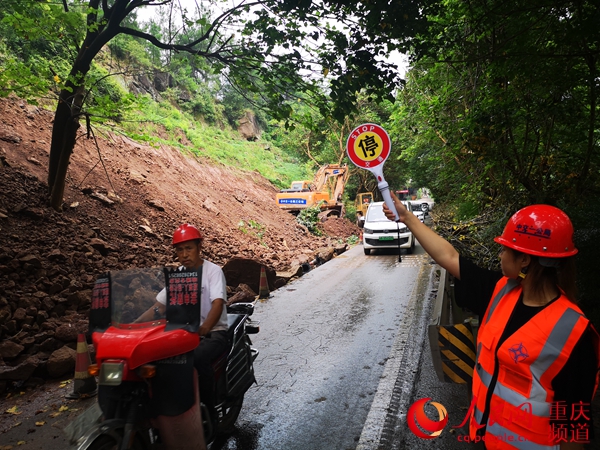 人民網報道:中交一公局三公司緊急搶通國道318線萬州段